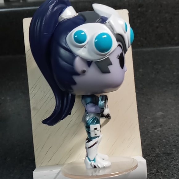 Overwatch Widowmaker Funko - Picture 4 of 6